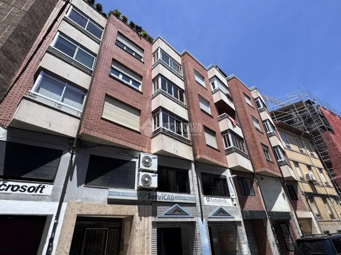 Vista exterior de Piso en venta en León Capital  con Calefacción y Parquet