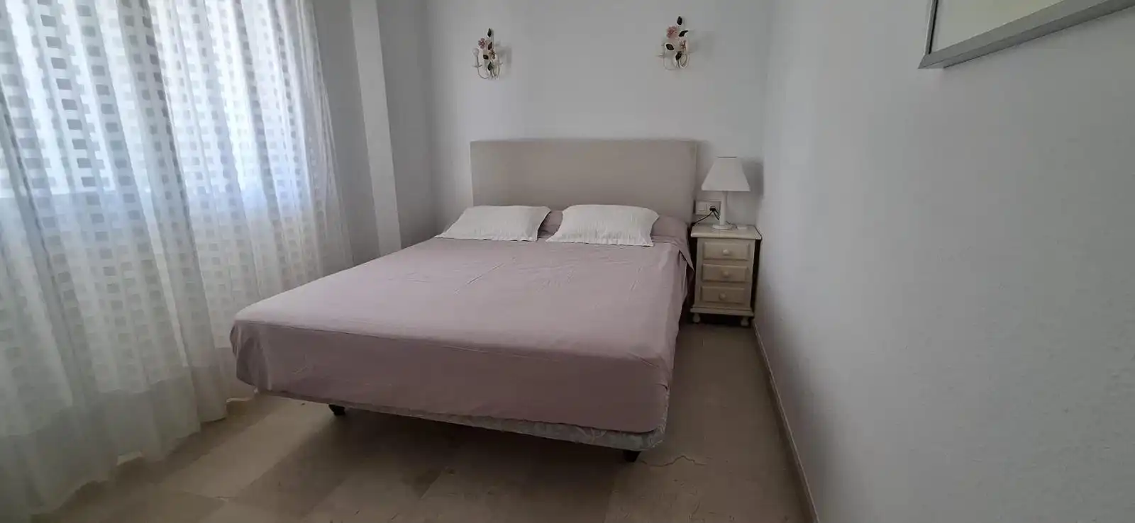 Dormitori de Pis de lloguer en Fuengirola amb Aire condicionat, Terrassa i Moblat