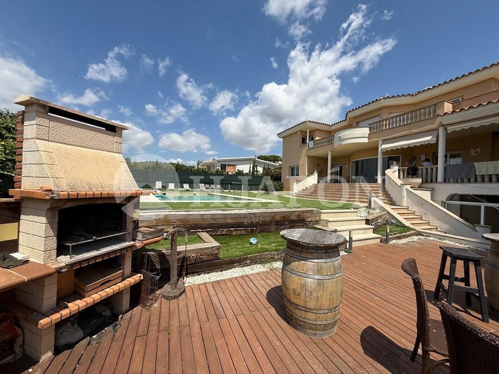 Piscina de Casa o xalet en venda en Alella amb Aire condicionat, Calefacció i Jardí privat