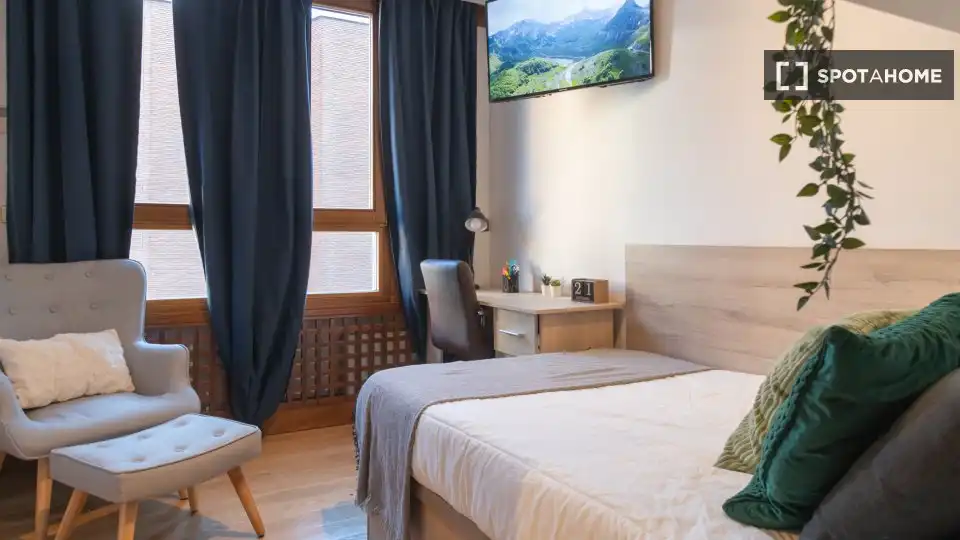 Bedroom of Flat for rent in Madrid  with Air Conditioner, Heating and Furnished