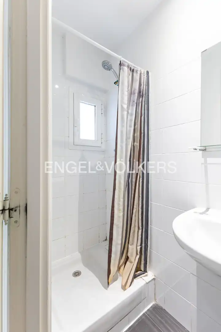 Baño de Piso en venta en Madrid con Calefacción, Terraza y Trastero