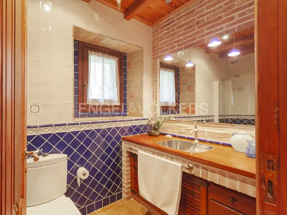 Badezimmer von Country house zur Miete in El Bruc mit Klimaanlage, Heizung und Privatgarten