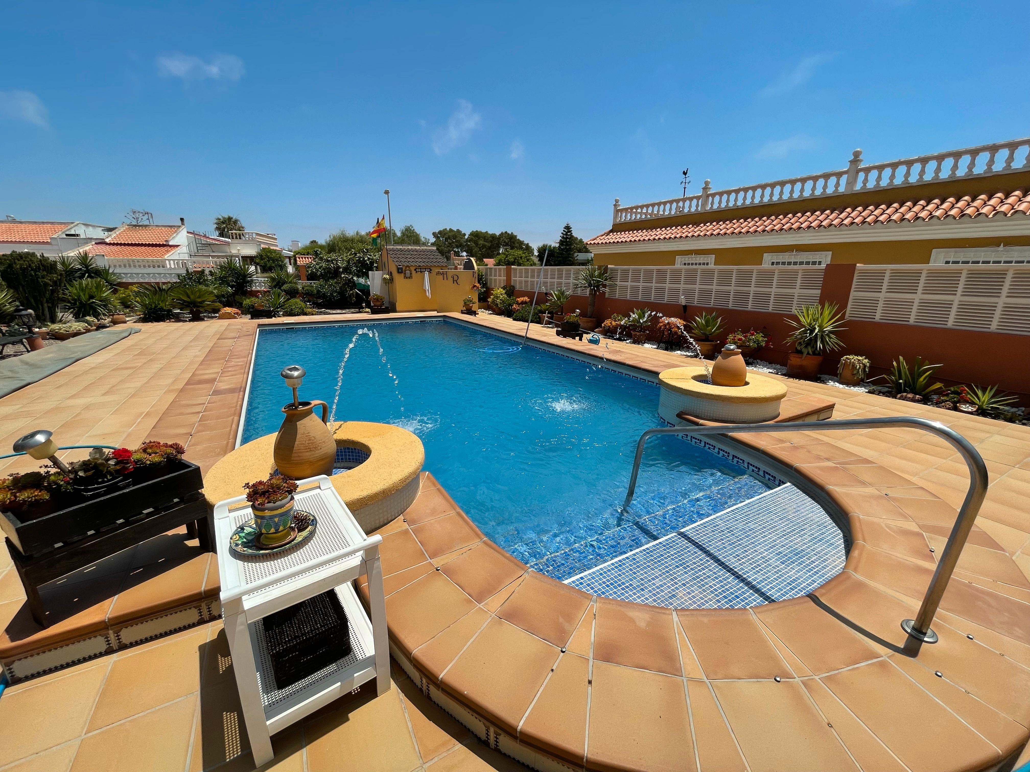 Piscina de Casa o xalet en venda en  Almería Capital amb Aire condicionat, Calefacció i Jardí privat
