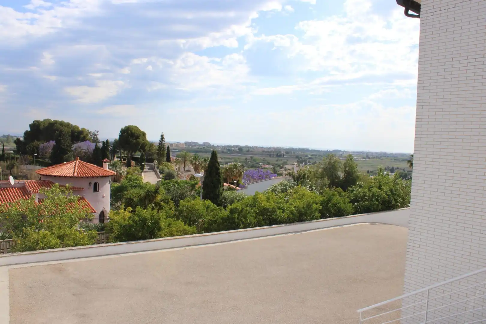 Vista exterior de Casa o xalet en venda en Oliva amb Aire condicionat, Jardí privat i Terrassa
