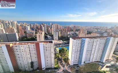 Vista exterior de Àtic en venda en Benidorm amb Aire condicionat i Jardí privat