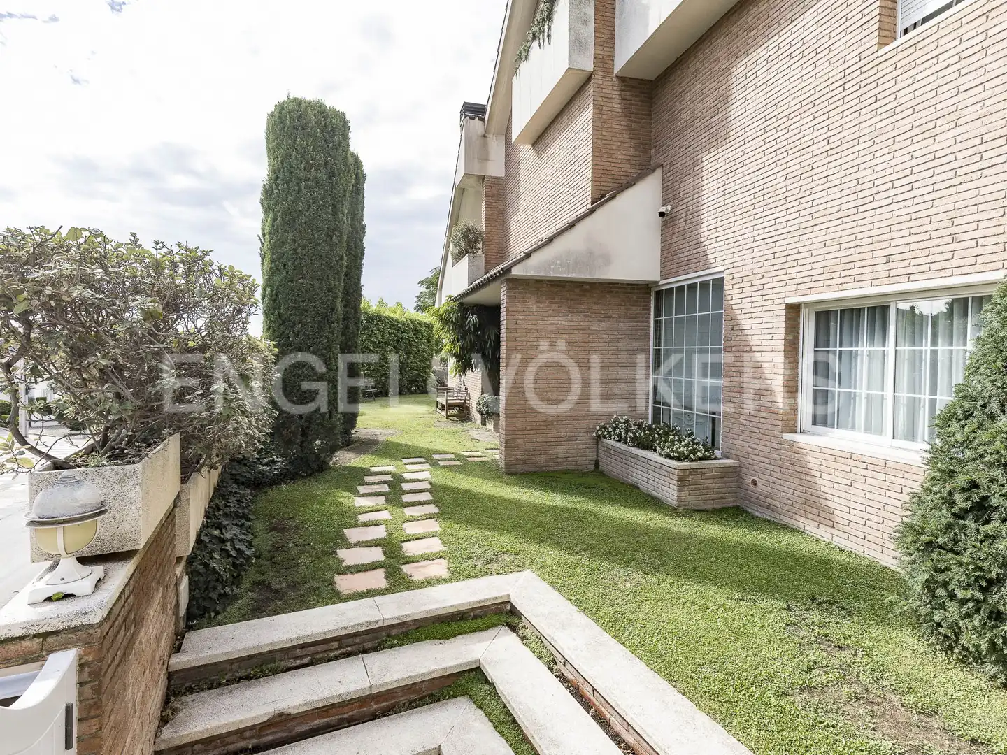 Vista exterior de Casa o xalet en venda en Sant Just Desvern amb Aire condicionat, Calefacció i Jardí privat