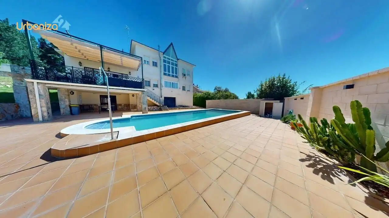 Piscina de Casa o chalet en venta en Badajoz con Aire acondicionado, Calefacción y Jardín privado