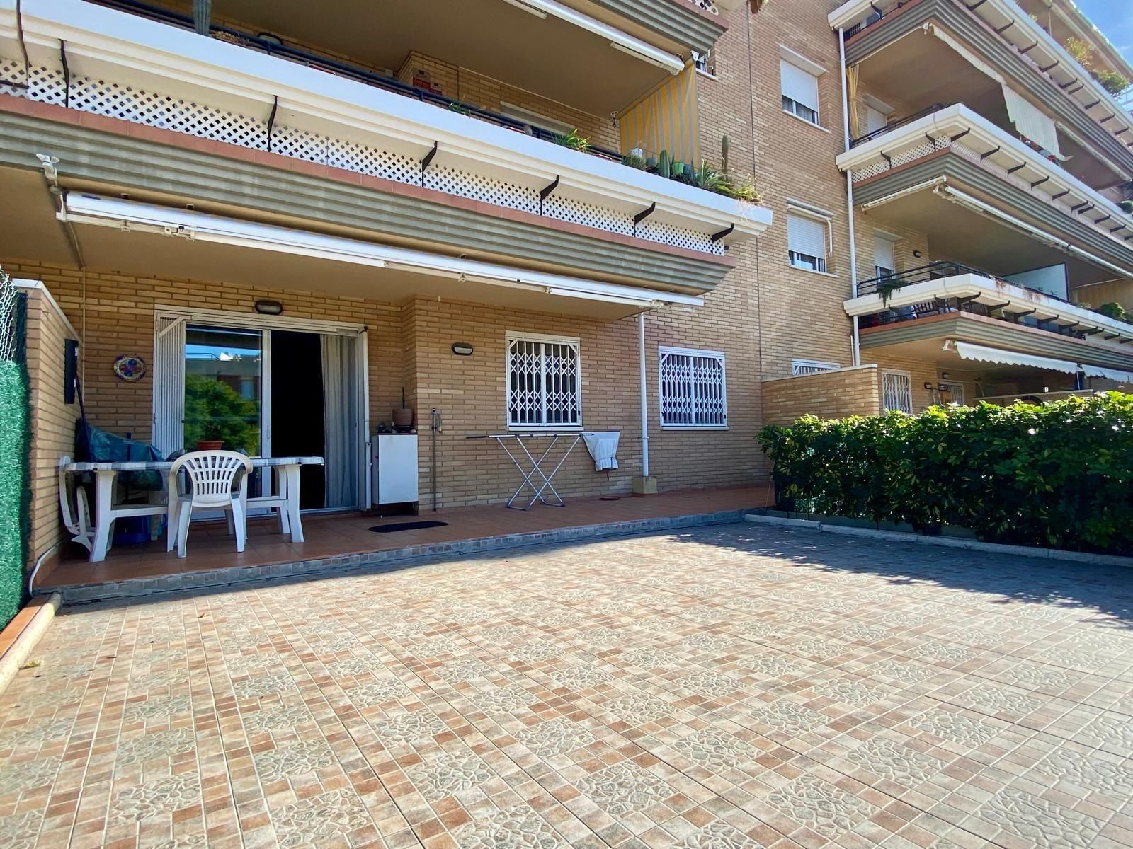 Vista exterior de Planta baja en venta en Cunit con Calefacción, Jardín privado y Terraza