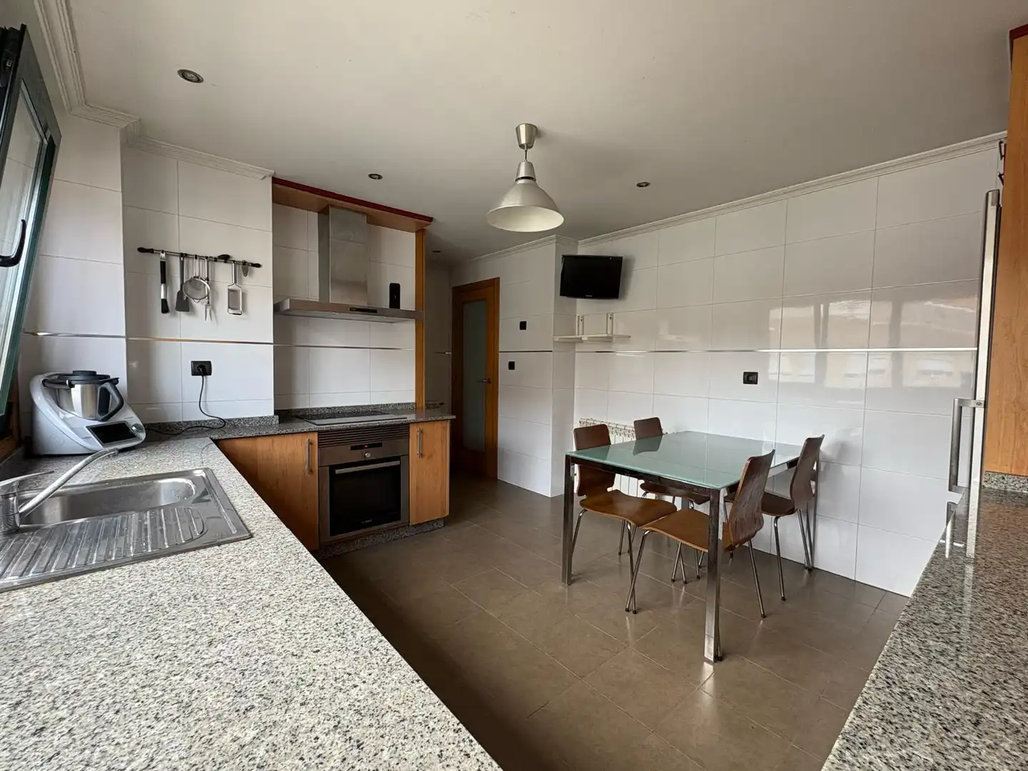 Küche von Maisonette zum Verkauf in Santiago de Compostela  mit Heizung, Parkett und Abstellraum