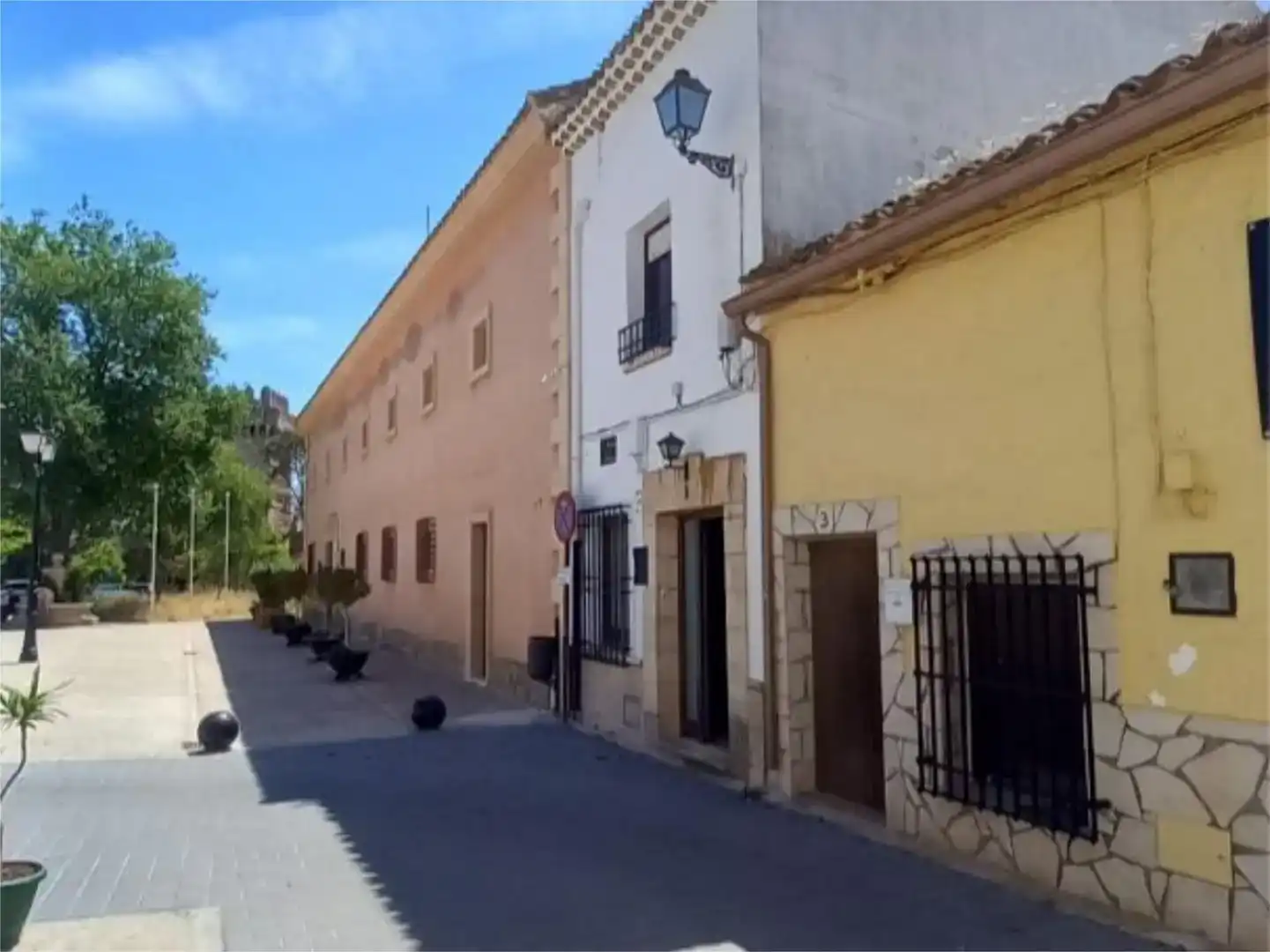 Vista exterior de Casa adosada en venda en Alarcón amb Moblat i Balcó