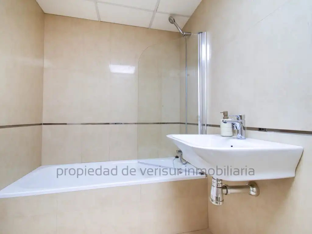 Bany de Apartament de lloguer en Águilas amb Balcó