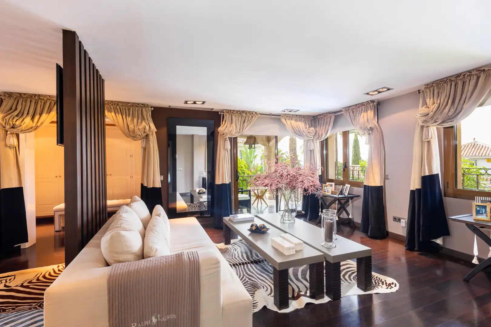 Sala d'estar de Casa o xalet en venda en Marbella amb Aire condicionat, Jardí privat i Terrassa