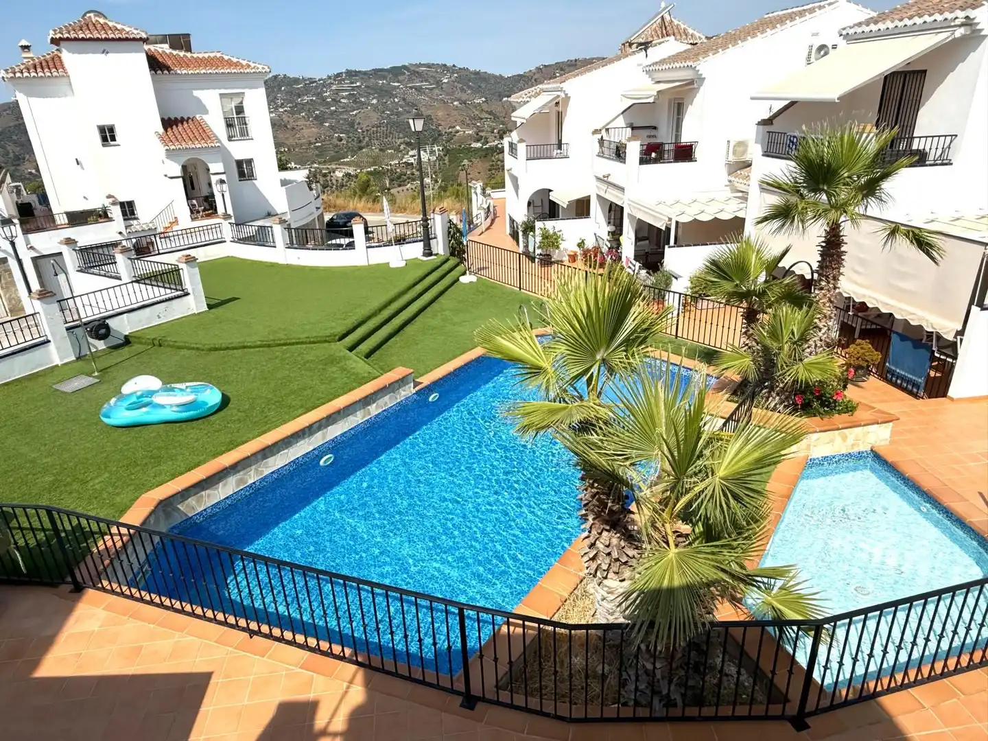 Piscina de Casa adosada en venta en Frigiliana con Aire acondicionado, Jardín privado y Trastero