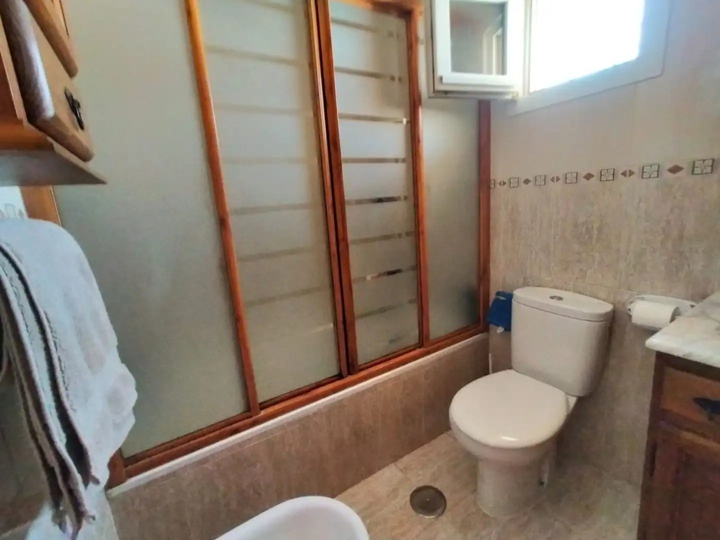 Badezimmer von Einfamilien-Reihenhaus zum Verkauf in La Línea de la Concepción mit Privatgarten