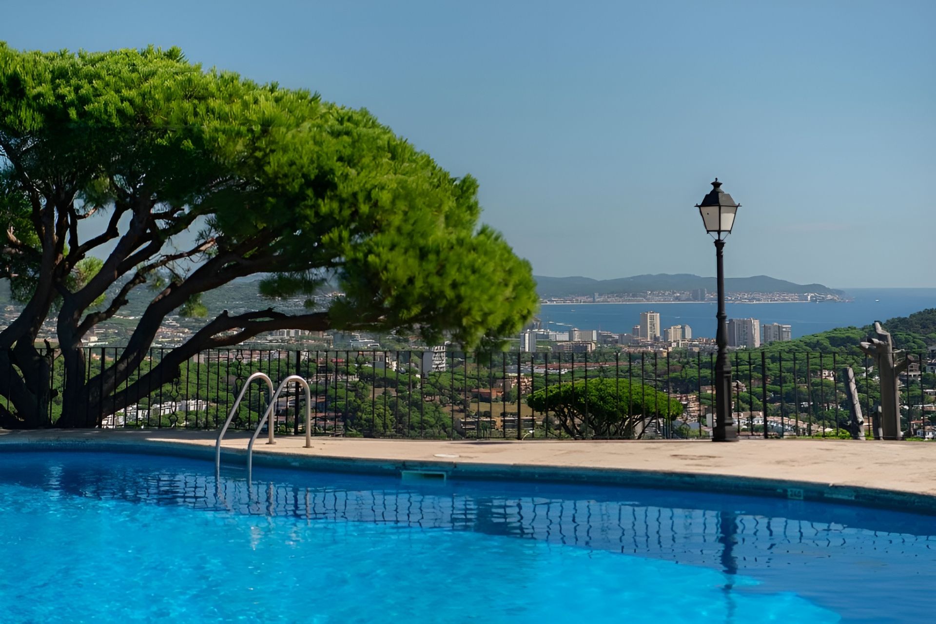 Piscina de Apartament en venda en Sant Feliu de Guíxols amb Calefacció, Terrassa i Piscina comunitària