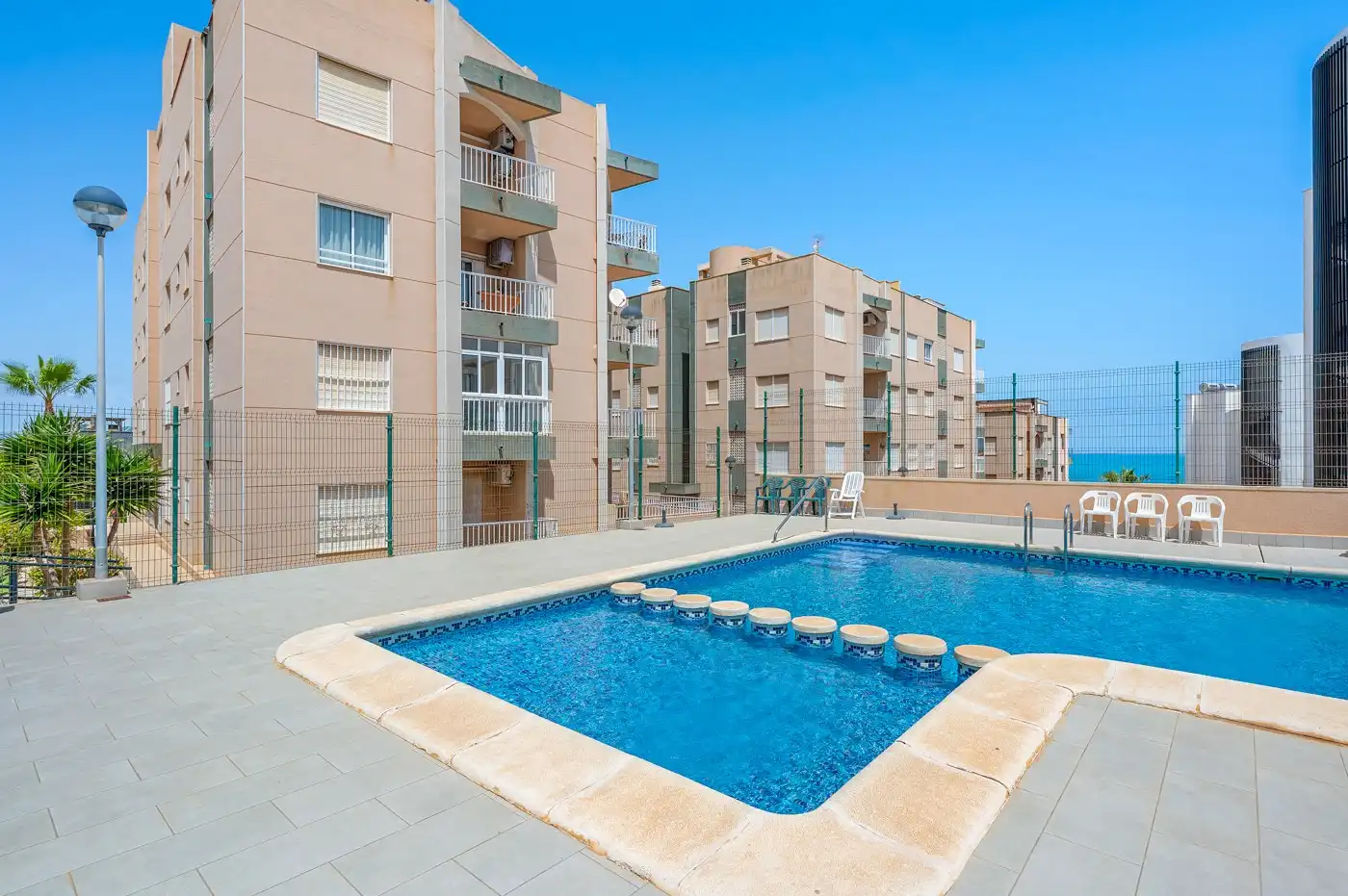 Piscina de Apartamento en venta en Torrevieja con Aire acondicionado, Amueblado y Horno