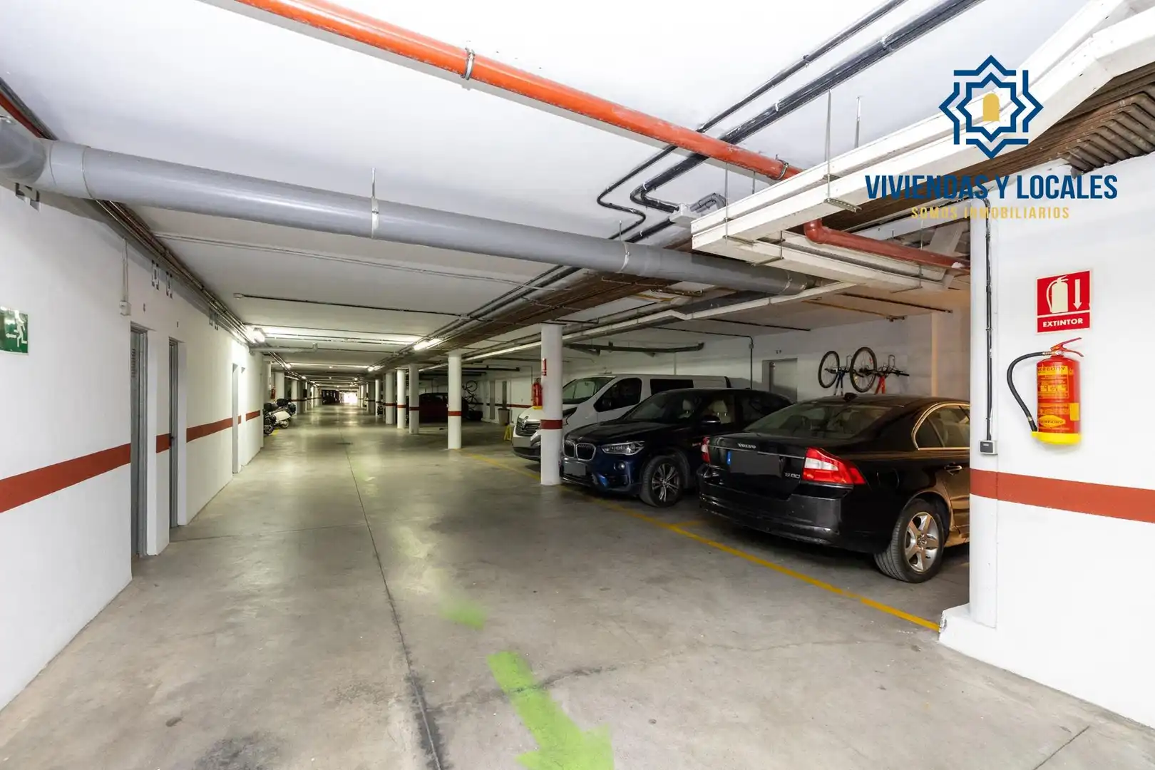 Parking de Casa adosada en venta en Granada con Aire acondicionado, Calefacción y Jardín privado