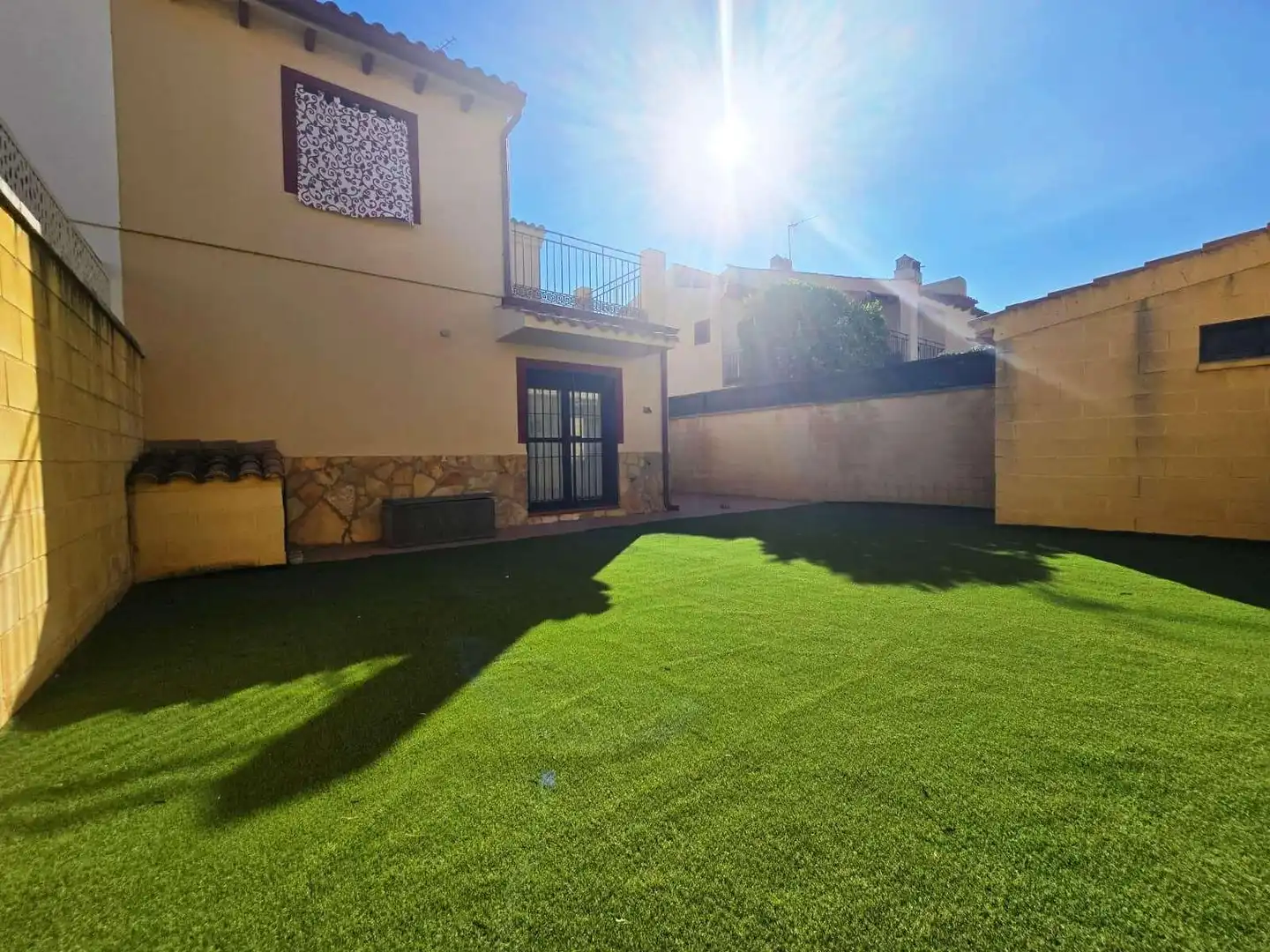Jardí de Casa adosada en venda en Bormujos amb Aire condicionat, Terrassa i Piscina comunitària