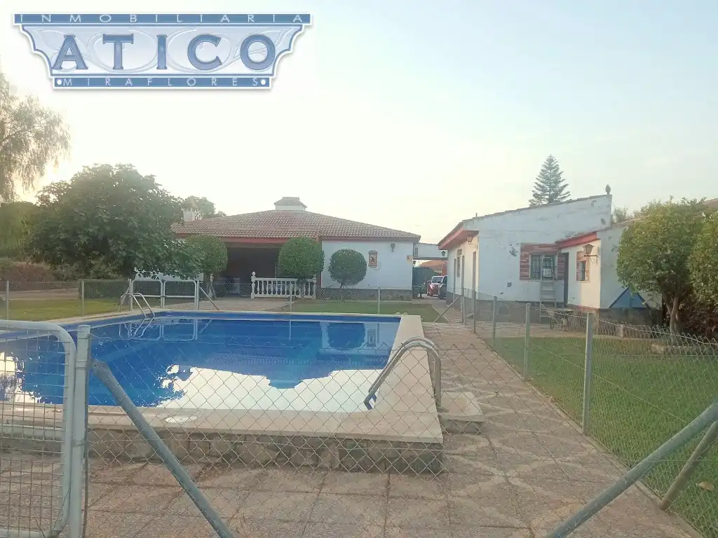 Swimming pool of Houses for sale in La Rinconada