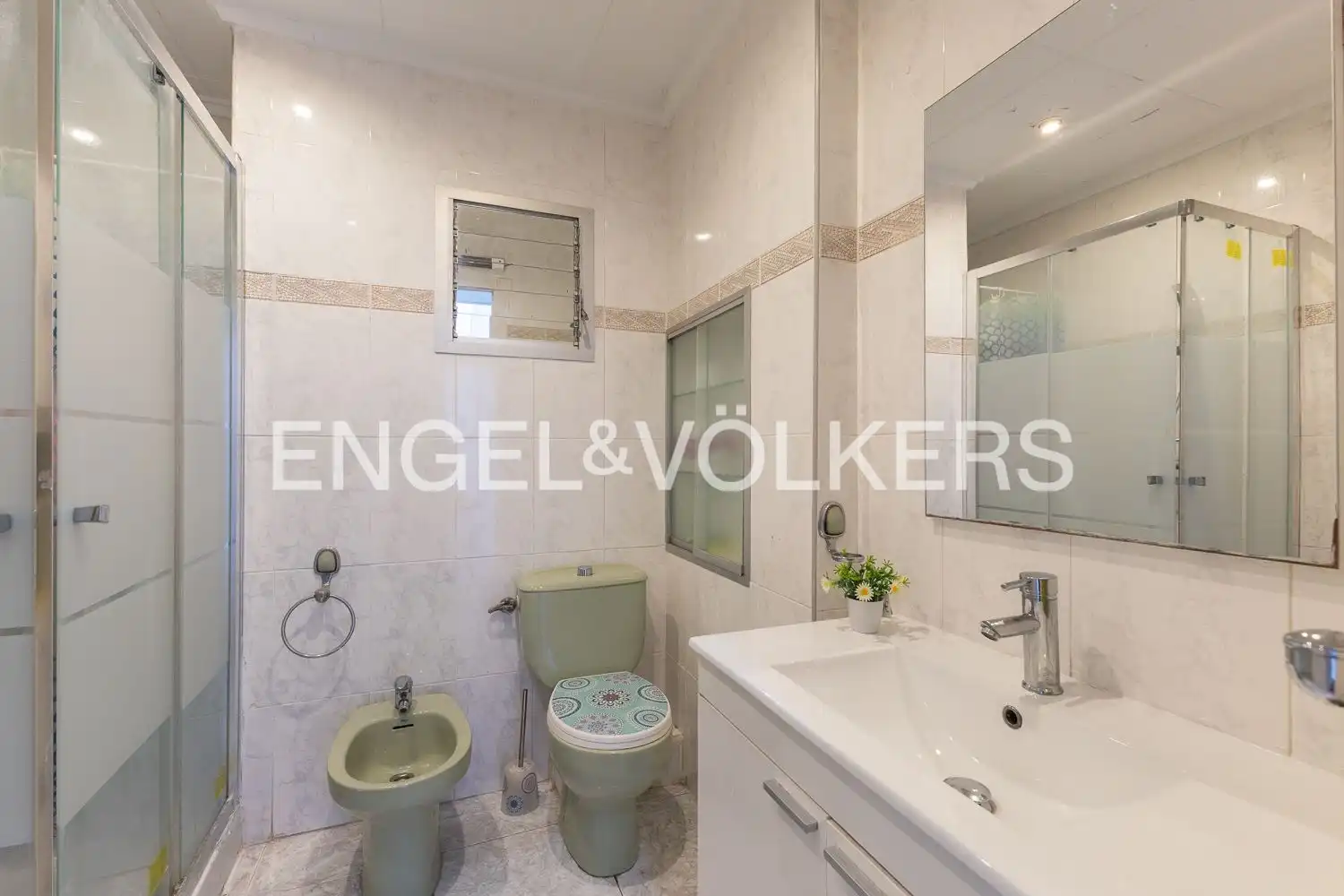 Bathroom of Flat for sale in Valencia  with Air Conditioner and Heating