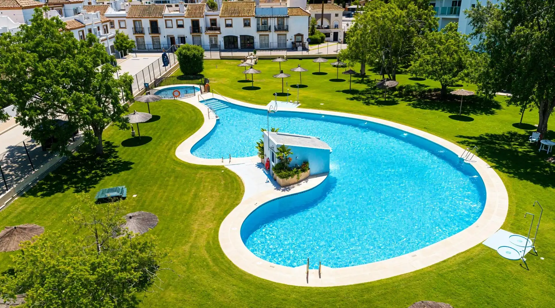 Schwimmbecken von Wohnungen zum Verkauf in Chiclana de la Frontera mit Privatgarten und Gemeinschaftspool