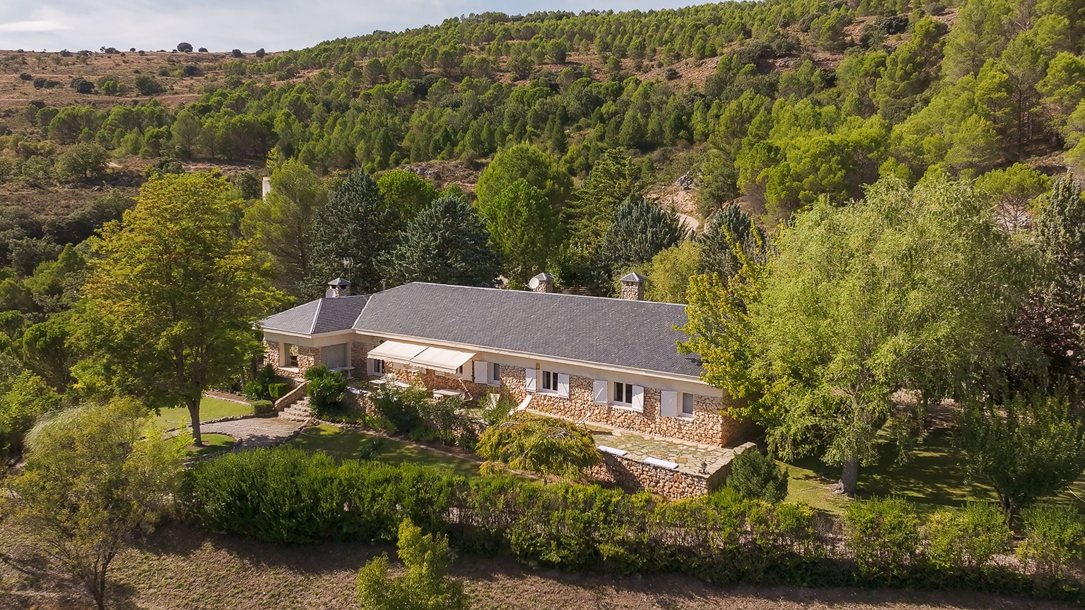 Vista exterior de Finca rústica en venda en Brihuega amb Aire condicionat, Calefacció i Jardí privat