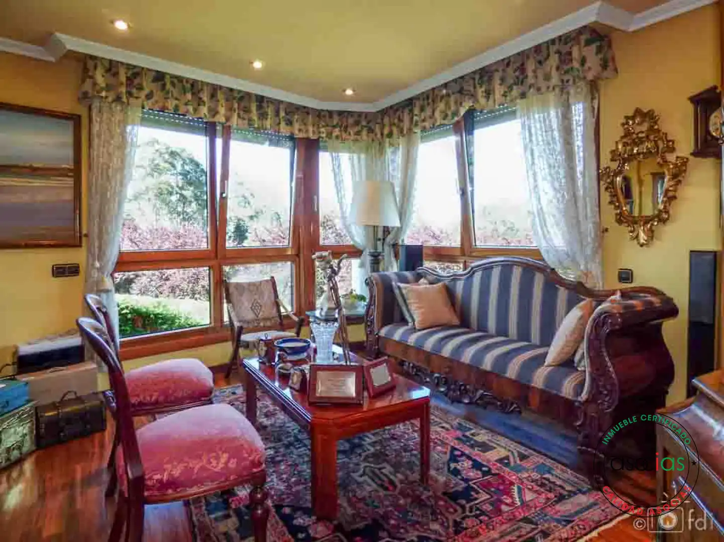 Sala d'estar de Casa o xalet en venda en Oviedo  amb Calefacció, Jardí privat i Parquet