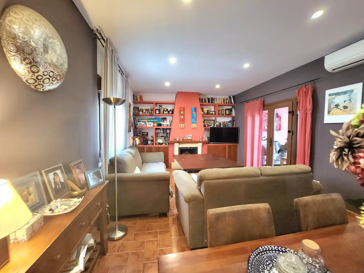 Sala d'estar de Casa adosada en venda en Alcalá de Guadaira amb Aire condicionat, Calefacció i Parquet