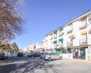 Vista exterior de Casa adosada en venda en Tomares amb Terrassa i Balcó