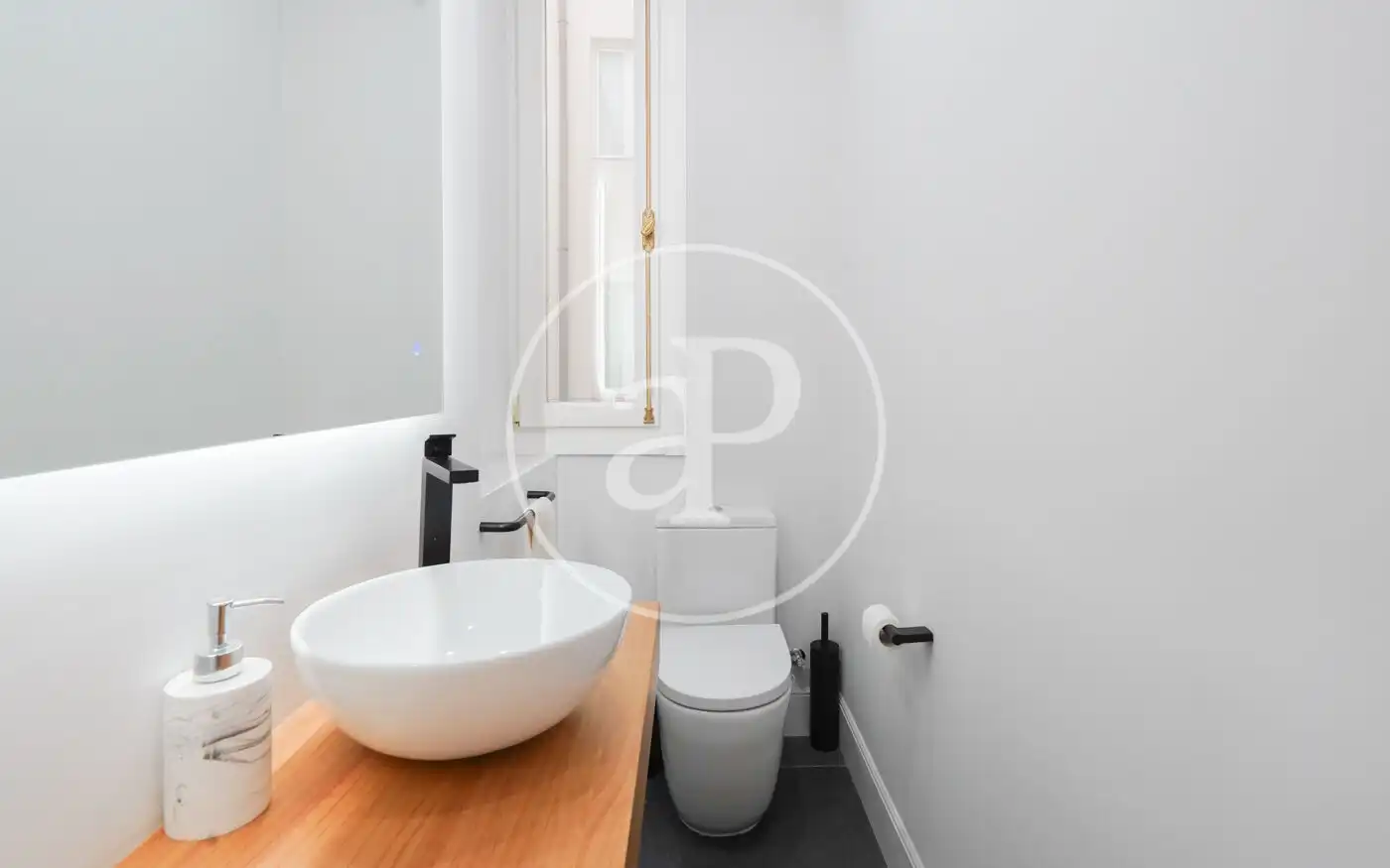 Bathroom of Flat for sale in Madrid  with Air Conditioner, Heating and Storage room