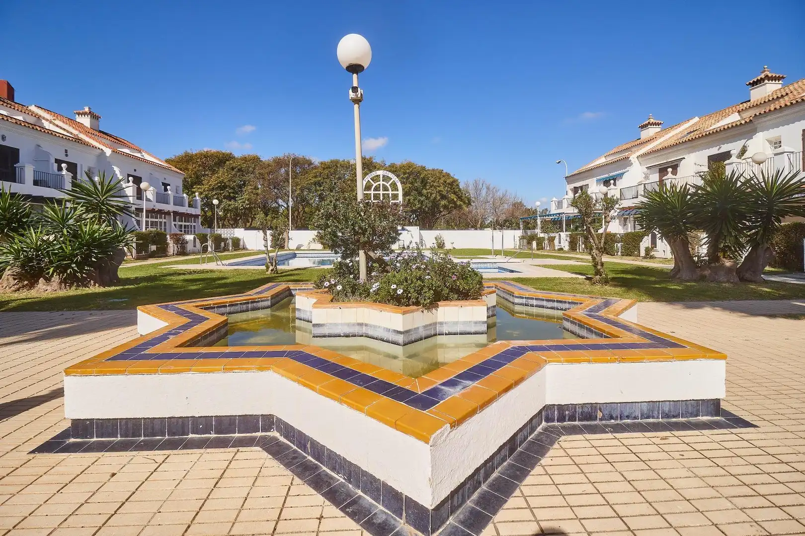 Exterior view of Flat for sale in Fuengirola  with Air Conditioner, Terrace and Community pool