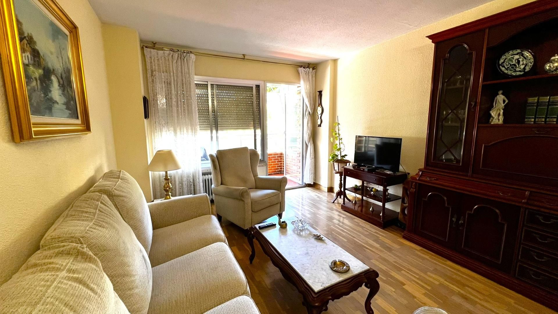 Sala d'estar de Pis en venda en  Madrid Capital amb Calefacció, Jardí privat i Parquet