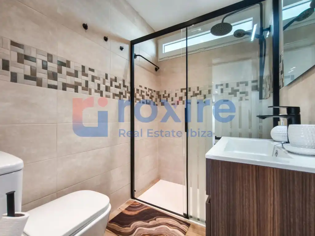 Badezimmer von Maisonette zur Miete in Sant Josep de sa Talaia mit Klimaanlage, Terrasse und Möbliert
