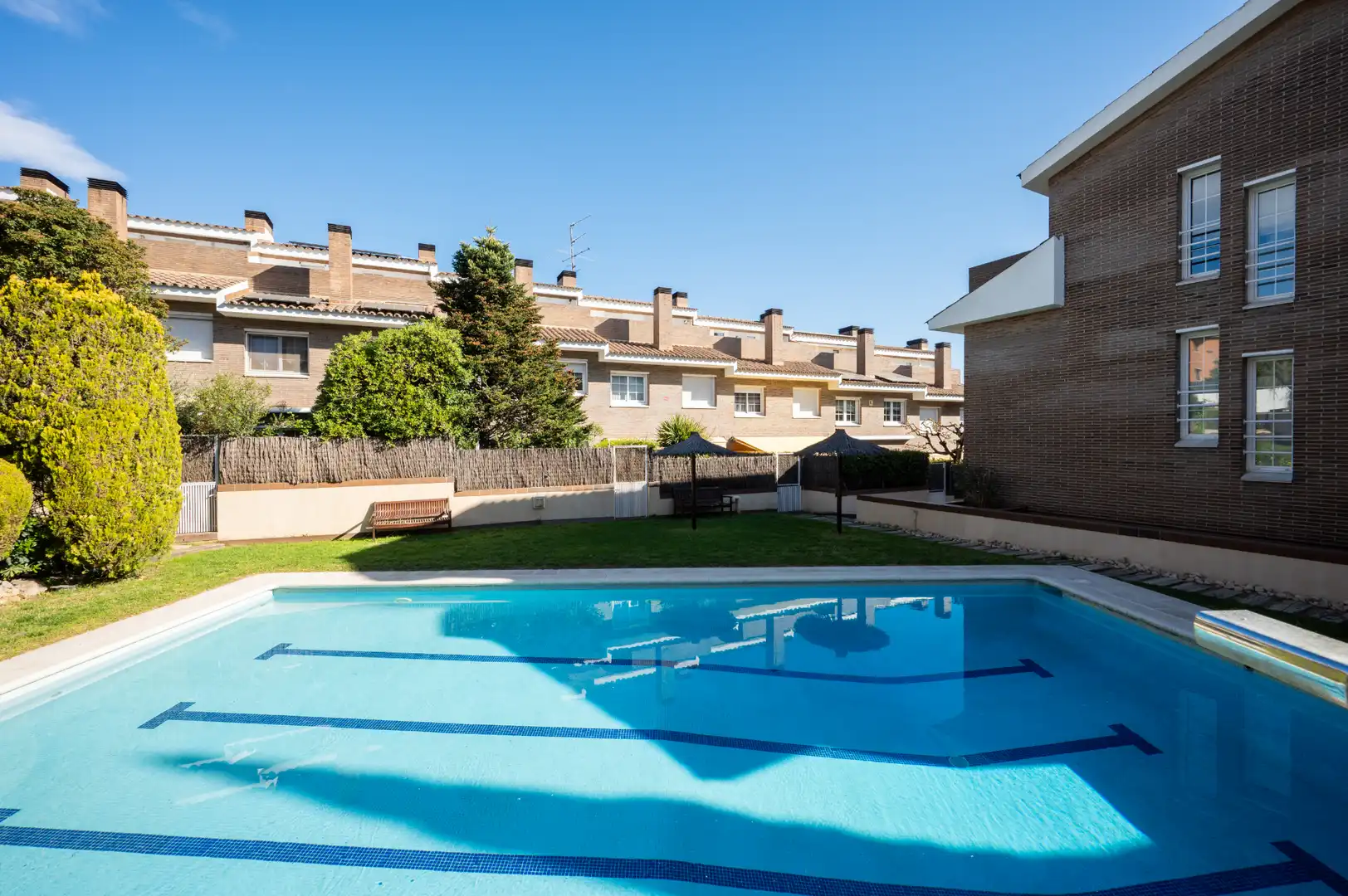 Piscina de Casa adosada en venda en Sant Cugat del Vallès amb Aire condicionat, Calefacció i Jardí privat