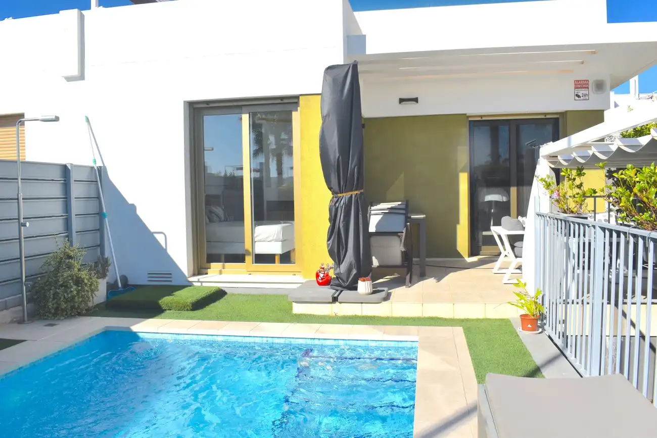 House with pool for sale in Jacarilla