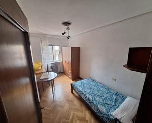 Dormitori de Apartament de lloguer en Salamanca Capital amb Balcó