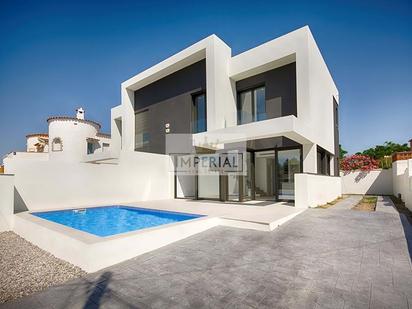 Vista exterior de Casa o xalet en venda en Empuriabrava amb Aire condicionat, Terrassa i Piscina