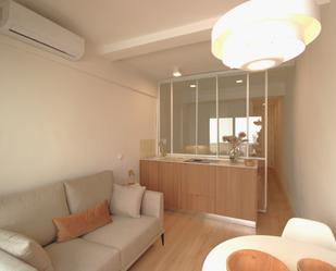 Sala d'estar de Apartament de lloguer en  Madrid Capital amb Aire condicionat, Terrassa i Balcó