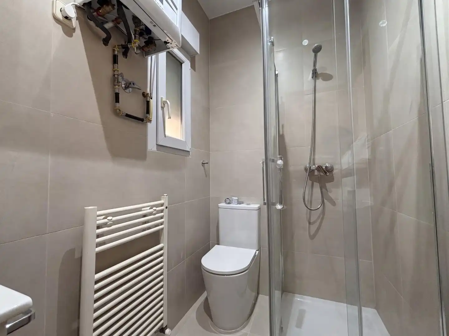 Badezimmer von Wohnung zur Miete in Madrid mit Klimaanlage, Heizung und Alarm