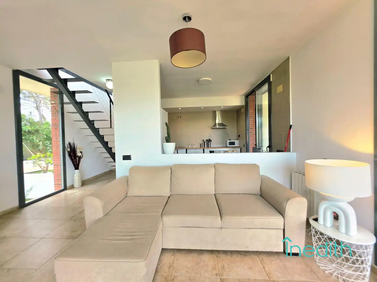 Sala d'estar de Casa o xalet en venda en Cubelles amb Calefacció, Jardí privat i Terrassa