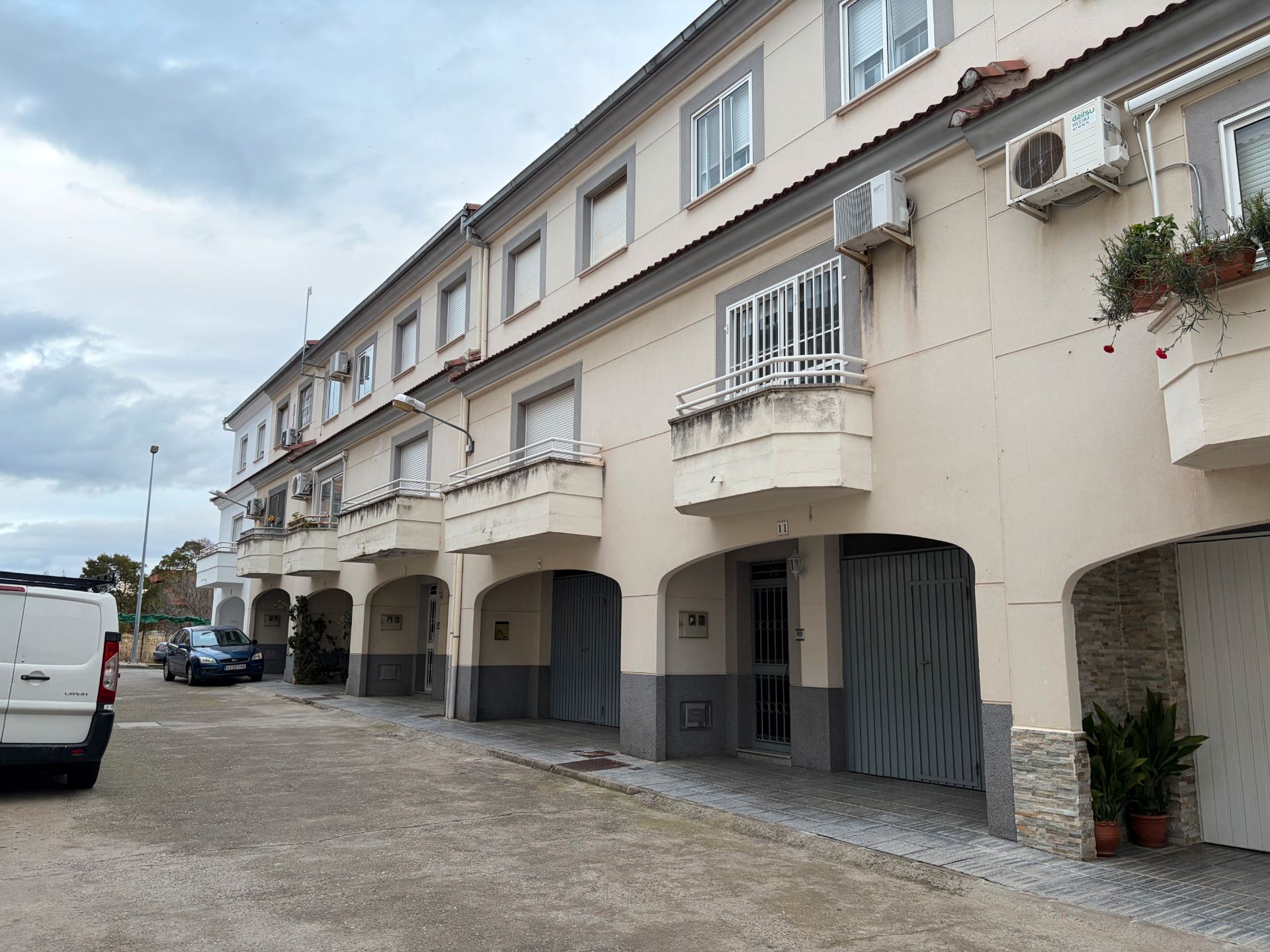 Vista exterior de Casa o xalet en venda en Plasencia amb Terrassa i Balcó