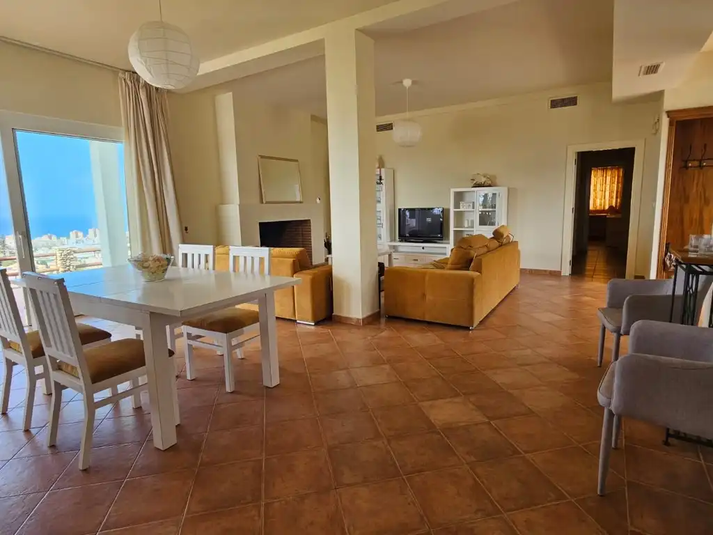 Sala d'estar de Casa o xalet en venda en Torrox amb Aire condicionat, Jardí privat i Terrassa