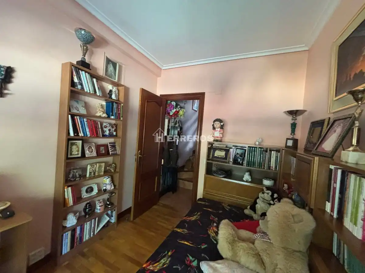Dormitori de Casa adosada en venda en Villamediana de Iregua amb Aire condicionat, Calefacció i Jardí privat