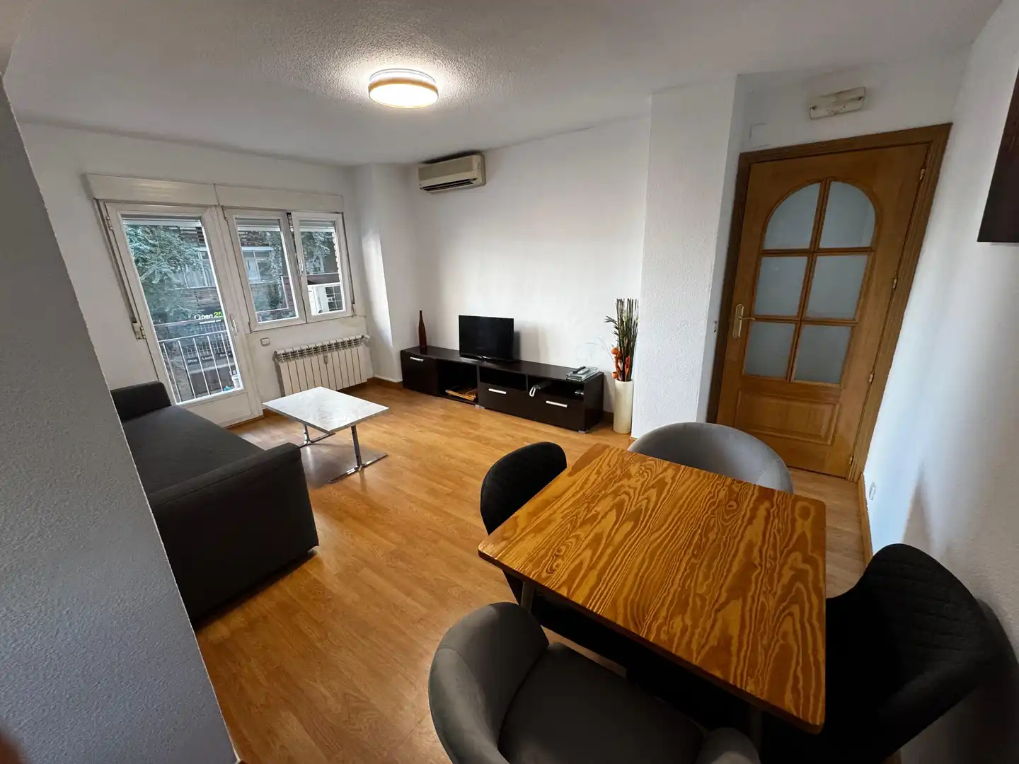 Sala d'estar de Pis de lloguer en  Madrid Capital amb Aire condicionat, Terrassa i Balcó