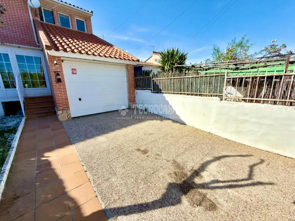 Parking de Casa adosada en venta en Valdeaveruelo con Aire acondicionado, Calefacción y Terraza