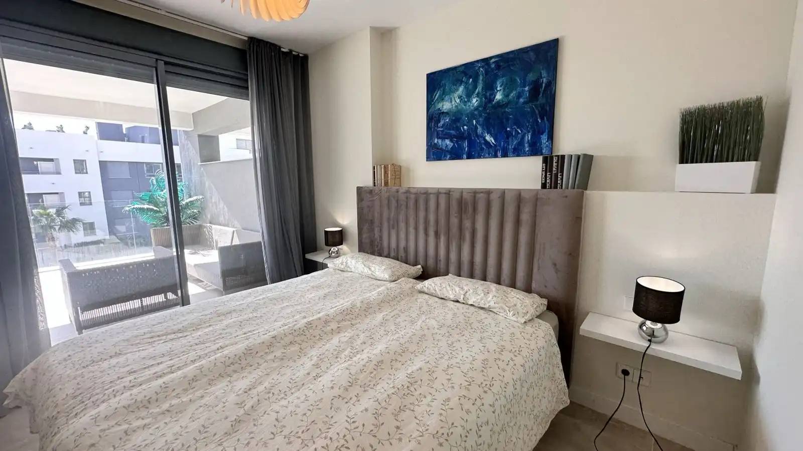 Habitación de Piso de alquiler en Estepona con Aire acondicionado, Terraza y Amueblado
