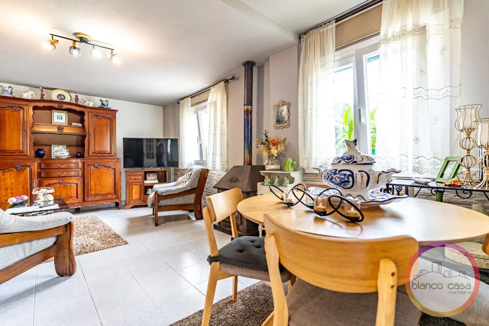 Sala d'estar de Casa o xalet en venda en Carballo amb Jardí privat i Traster