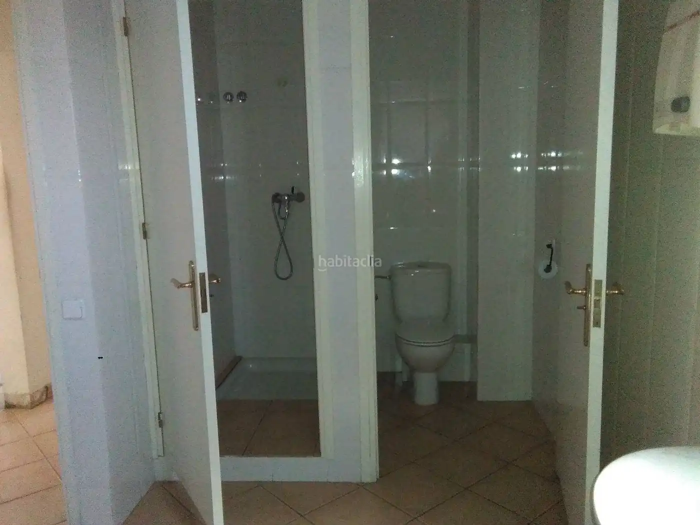 Badezimmer von Fabrikhallen zum Verkauf in Badalona