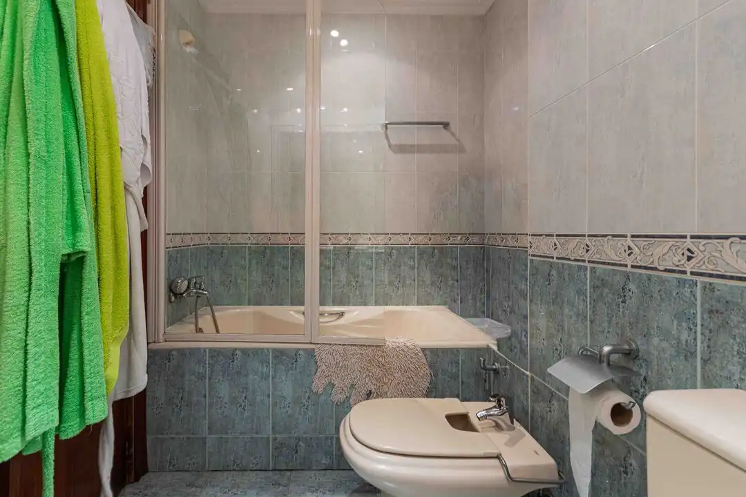 Bathroom of Flat for sale in Madrid  with Air Conditioner, Heating and Storage room