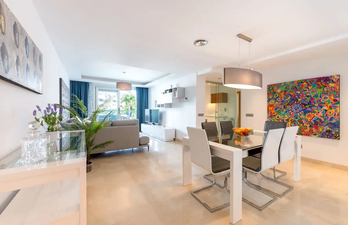 Menjador de Apartament en venda en Marbella amb Aire condicionat, Terrassa i Piscina comunitària